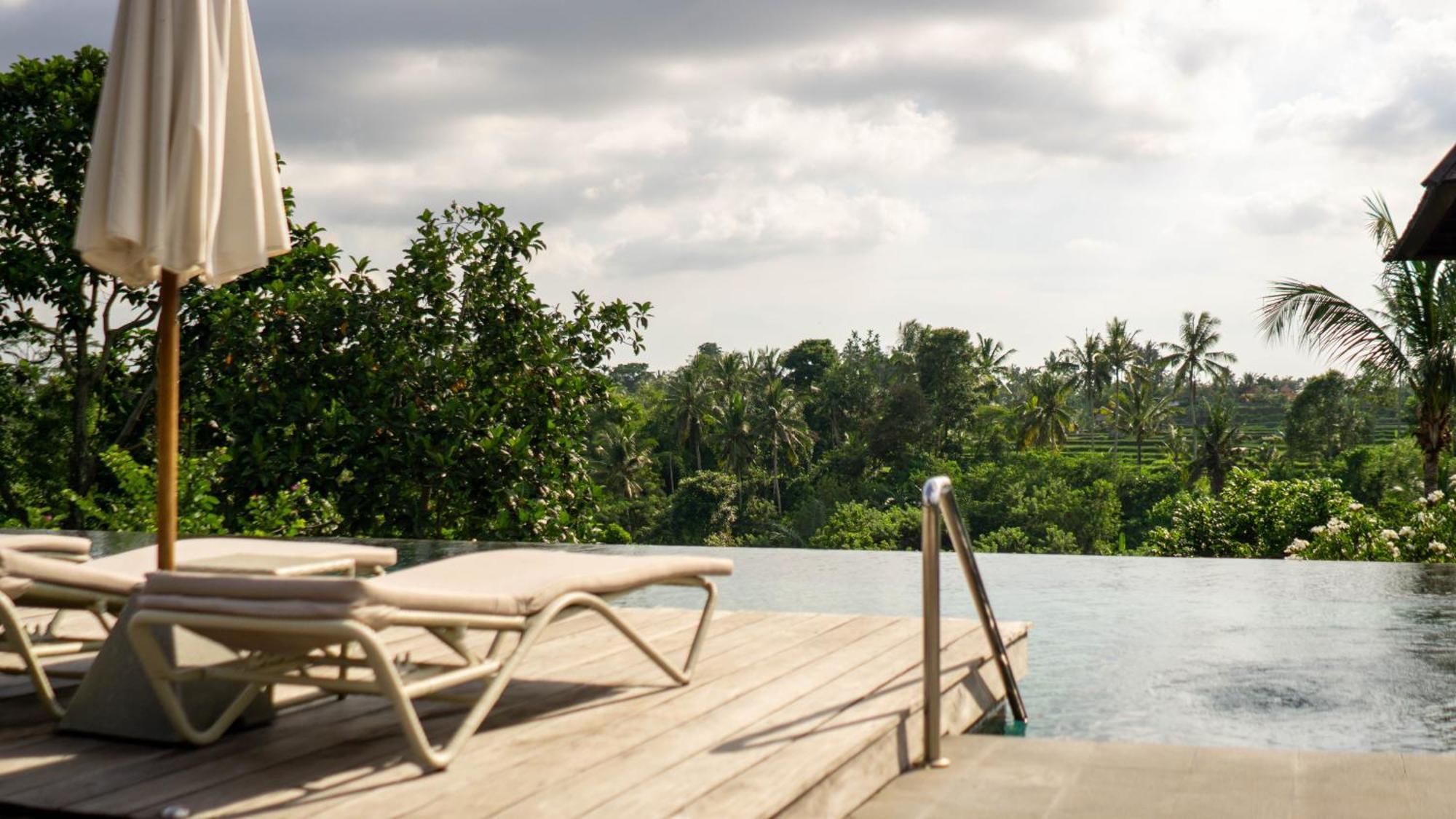 מלון אובוד Tejaprana Bisma - Chse Certified מראה חיצוני תמונה Infinity pool at a resort in Bali, Indonesia